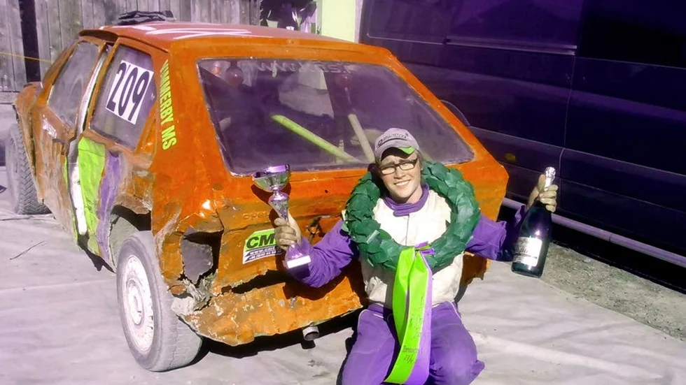 Felix Eriksson med segerbuckla och champis efter vinsten i Mönsterås.