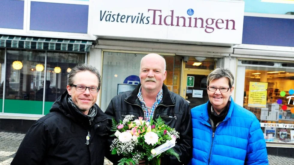 GRATTIS. VT:s publisher Mikael Sönne gratulerar Lennarth och Ing-Britt Karlsson till segern i Dagsländan.