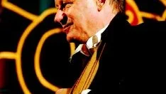 Ärrad hjälte. Stellan Skarsgårds blixtvisit på Göteborgs filmfestival skedde med armen i band. Armbrottet hindrade honom inte från att direkt flyga till Bahamas för nästa filminspelning.                        Foto: Kristin Lidell/Scanpix