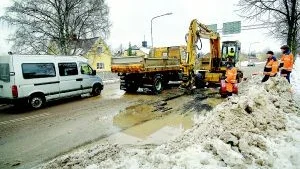 Vattnet strömmade upp. VA-verkets personal fick rycka ut till Allén på torsdagsförmiddagen för att åtgärda en vattenläcka.Foto: Anders Liljegren