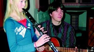 Julmusik. Emma Nilsson spelar Vi tänder ett ljus med stöttning av musikläraren Björn Danielsson.