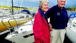 Jubileum. Arne Blomgren har seglat Byxelkroken 30 gånger, hustrun Elsa 25 när de kommer tillbaka på söndag eftermiddag. Nu har de bestämt sig för att gå i land för gott, i vart fall när det gäller Byxelkroken. Foto: Anders Steiner.