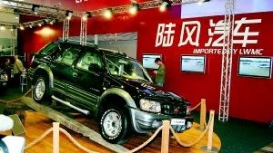 Primitivt ihopskruvad. Landwind är en kinesisk Opel Frontera, fast betydligt sämre sammansatt. Men får man en fyrhjulsdriven stadsjeep för 140 000 kronor har man kanske överseende med detaljarbetet.