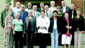 Skolträff. Övre raden från vänster; Lennart Söderström Gladhammar, Karl-Axel Carlsson Västervik, Henry Johansson Västervik, Ingvar Gustavsson Kalmar, Harald Kling Västervik. Mellanraden från vänster; Sven-Erik Österberg Västervik, Lars-Inge Karlsson Växjö, Bengt Moberg Åland, Per-Ola Ålstam Västervik, Anita Åkesson (Bäckmark) Löddeköpinge, Berndt Fredriksson Gunnebo. Nedre raden från vänster; Inga Ström ( Karlsson) Åshammar, Birgitta Bendorf (Ekström) Västervik, Inga-Lill Larsson (Karlsson) Gunnebo, Gun Eriksson (Johansson) Nyköping, Rose-Marie Frank (Axelsson) Nyköping, Inger Storm (Linderoth) Saltsjöboo, Tojan Edberg (Brandhammar) Hässelby.