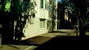 Rånet uppklarat. Den 6 september överfölls en kvinna och rånades på 600 kronor på Hallströmsgatan. Nu är fallet löst. Det var en 14-årig rånare tillsammans med en 18-åring på cykel. Pengarna delades och skulle gå till film, chips och godis.Foto. Anders Steiner