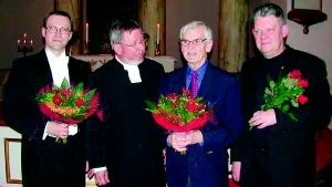 Orgeljubileum. Blommor blev det gott om när lördagens konsert i Lofta kyrka var över. Marcussen-orgeln fyllde 150 år precis den dagen. Här står några av huvudpersonerna. Längst till vänster Aron Nilsson, kantorn med totalansvaret för alltsammans. Därefter kontraktsprosten Claes-Göran Thorell som både höll högtidstalet och delade ut blommorna. Så Birger Larsson, Arons företrädare som kantor och verksam i pastoratet från 1961 långt över sin pension 1988. Till höger en av Aron trogna medarbetare, stockholmsorganisten och musikhistorikern Michael Waldenby, för dagen medverkande både som organist och tonsättare.
