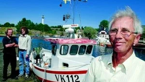 En fiskare. Fortfarande finns det några yrkesfiskare kvar i skärgården. Göran Stenberg från Stedsholmen är en av dem. I bakgrunden Gösta Holmer och Jan Selling som under kommande år skall dokumentera de kanske sista skärgårdsfiskarna. Foto: MATILDA AHL