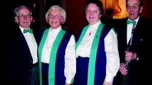 Inte bara körsång. Gamlebykyrkans Vårmusik i lördags innehöll inte bara körsång. Till vänster står Folke Gustafsson, skicklig pianist. Britta-Maria Gustafsson leder alltsammans. Sopransolist var Evy Palic. Längst till höger Carl-Henrik Hansson som bidrog med fint flöjtspel.