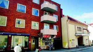 Modernt kontra gammalt. På 50-talet hade Västerviks styrande tänkt sig att Palladium så småningom skulle rivas. Tomten skulle bebyggas med ett hus som bildar en förlängning av grannhuset. Eftersom detaljplanen inte ändrats, och Palladium inte är byggnadsminnesmärkt går det alldeles utmärkt att förverkliga de planerna.Foto: Anders Liljegren