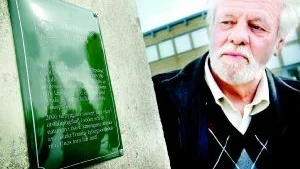 Berättar en historia. Lennart Norman vid den första informationsskylten. På måndagen skruvades den fast på Västerviks museum - en byggnad som inte är byggnadsminnesförklarad och därför inte behöver länsstyrelsens godkännande innan skylten kan skruvas fast.Foto: matilda Ahl