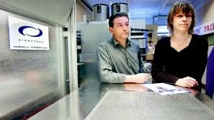 Börsnoteras. Roger Eriksson och Liselotte Andersson är anställda vid Västerviksföretaget Biometron som börsnoteras veckan som kommer. Bilden är tagen vid ett besök på företaget i våras.Foto: ANDERS STEINER