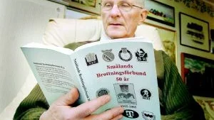 Intressant bok. Åke Båving läser i Smålands Brottarförbunds jubileumsbok.Foto: ANDERS LILJEGREN