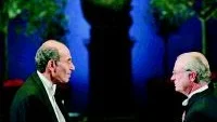 Nobelpriset. Kungen delar alltid ut Nobelpriset. Här ger Carl XVI Gustav medicinpriset  till Richard Axel.Foto: Pressens Bild/Arkiv