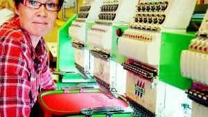 Effektiv maskin. Malin Persson har investerat i en stor,  japansk brodyrmaskin. Med hjälp av den kan hon snabbt ordna hållbara broderier på alla typer av tyger. Foto:Mattias Ahlm