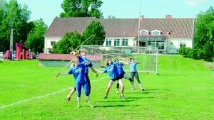 Spjutkastning. Några av deltagarna i gruppen tränar spjutkastning utanför Odenskans.Foto: Lena Pettersson