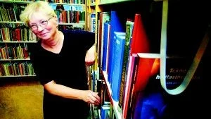 Bland böckerna. - Nu när skolorna börjar är det stor förfrågan på kurslitteratur. Men barnböcker och skönlitteratur är också populärt, säger Elisabeth Axelsson, bibliotekschef i Västerviks kommun. Foto: Matilda Ahl