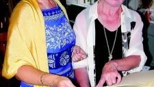 Boken som Amelie Fleetwood (t v) och Eva Pierrou står och bläddrar i är Kjell Fleetwoods efterlämnade samling pianomusik och romanser.  Romanserna fick ett slags premiär genom de bådas lördagskonsert på Odensviholm.