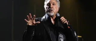 Tom Jones ger sig in i bluessvängen