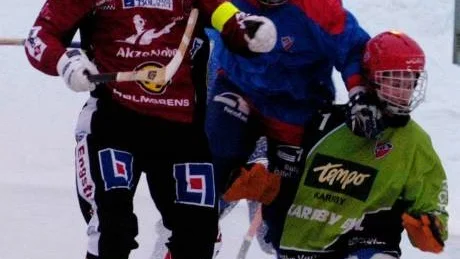 Tjust Bandys lagkapten Ronnie Polgar gjorde två mål i lördags. Här ses han i kamp med Karebys målvakt Tommie Andersson.Foto: Hans Brandin