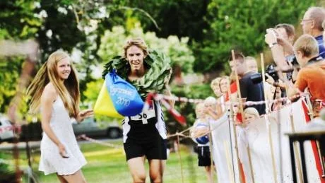 Oscar Danielson segrare i herfklassen 8 kilometer på 26,34 gratuleras av Gamleby OK:s blomsterflicka.Foto:Ellen Nielsen-Kindstrand