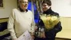 Årets Ankarsrumare 2009 blev Bo Strömbäck. Han fick motta priset av avgående ordförande Lena Svahn på Samhällsföreningens årsmöte i Ankarsrum på onsdagskvällen.