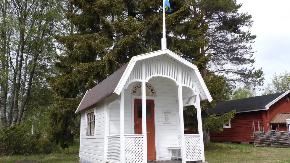 Nationalromantiken blommade på 40-talet när Staffans solstuga byggdes. Snickarglädjen och känsla för skönheten kan man inte ta miste på.