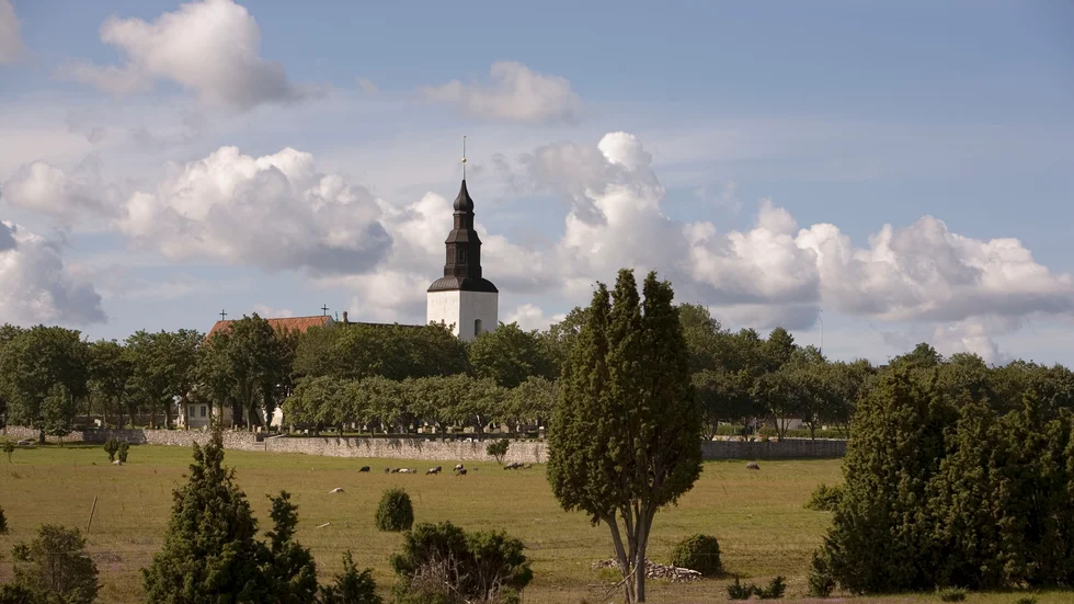 Fårö kyrka är en av de kyrkor som stängs med omedelbar verkan. Arkivbild.