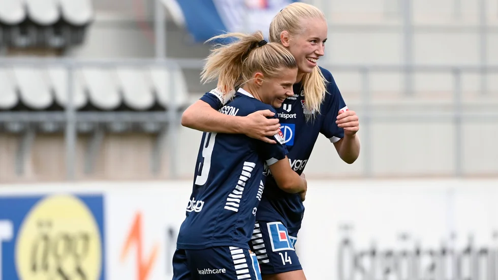  Therese Simonsson och  Amalie Vangsgaard jublar.