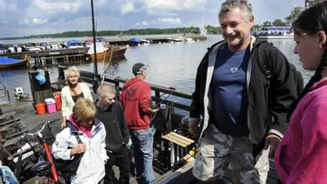 Micke Sundström från Finspång tog med sig hela familjen till stan. De tog sig hit på deras flotte.