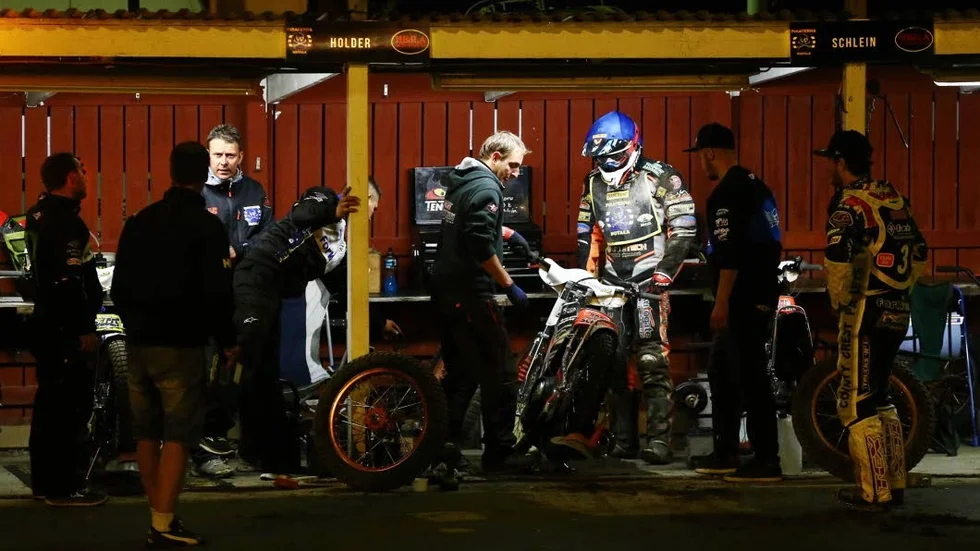 Rory Schlein, här i Piratväst under fjolårets semifinal mot Indianerna, har brutit ryggen.