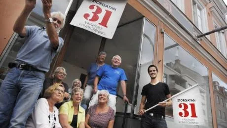 Ett gäng från Västerviks Konstförening framför lokalen på Storgatan 31: från vänster Rolf Herrström, Ulla Svärdson, Ulla-Karin Nilsson, Maj-Britt Kågefors, Rita Eliasson, Birgitta Mårtensson, Kersti Löwenmark, Stig Nordell och Daniel Byström. Foto: Lisa Olaison