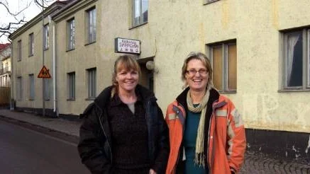 Eva Wirenfelt och Rhiannon Djupdalen tar över Gamleby hotell, deras ambition är att på sikt åter driva hotellrörelse i byggnaden som uppfördes 1929.