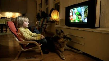 Tv-tittandet ökar bland de yngsta. Orsakerna är många, bland annat att hemmen har fler tv-apparater i drift samtidigt, vilket gör att barnen kan titta på en kanal, medan de vuxna tittar på en annan.
Foto: Janerik Henriksson