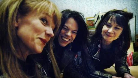 Gittan Glans, Åsa Arhammar och Anna Söderling bjuder på en humoristisk lite allvarsam föreställning till hälften fylld med musik.
Foto: Ellen Kindstand
