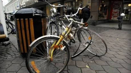 Flera skrotcyklar i centrala Västervik retar upp flanörer och näringsidkare. Att ta bort dem blir en sak för polisen.  Foto: Lisa Olaison
