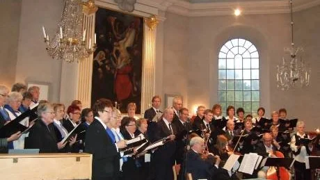 Ett 50-tal körsångare och musiker deltog i den jubilerande kyrkokören.