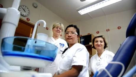 Folktandvårdens klinikchef Margareta Sleman samt tandläkarna Monica Nguyen och Nicoleta Canipeanu tycker att det har blivit krångligare medn det nya tandvårdsstödet.