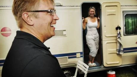 Pasi och Monika Leskinen köpte husvagn för en vecka sedan. Deras semesterplaner påverkas inte av bensinpriset.