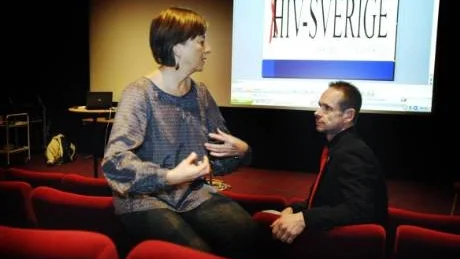 RFSU:s ordförande Lena Lennerhed och Mats Andersson från Hiv-Sverige var i Västervik i lördags för att, några dagar i förväg, uppmärksamma Världsaidsagen. Foto: Ellen Kindstrand