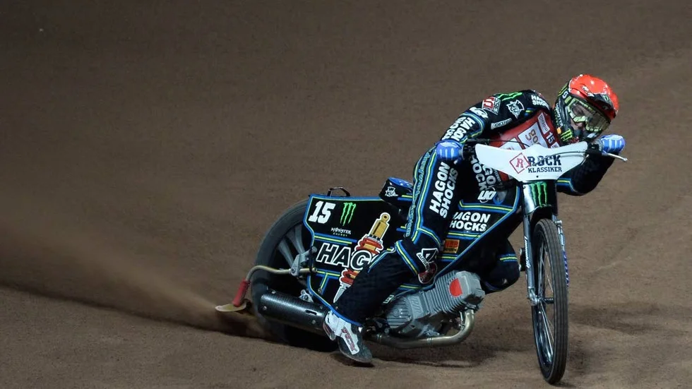 Darcy Ward missar Piraternas premiär mot Vargarna.