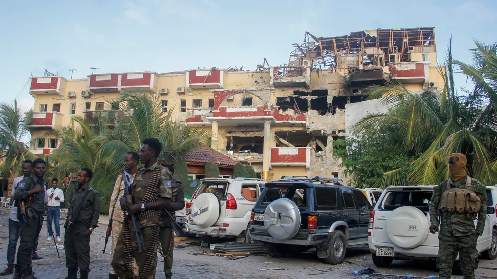 Säkerhetsstyrkor utanför det hotell i Mogadishu som angreps i helgen. Arkivbild.