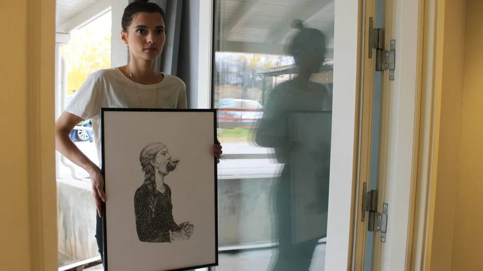Nevena Cvijetic. Kvinnor, fåglar och flätor är återkommande i hennes symbolspråk.