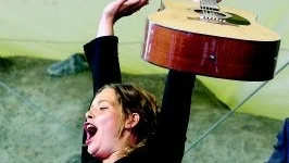 Sanna på Visfestivalen. För två år sedan spelade Sanna Carlstedt på Visfestivalen. Sedan dess har hon släppt skiva och med ytterligare en skiva på gång kommer hon nu till Västervik för att spela i stället för Caj Karlsson, som oturligt nog blivit sjuk.Foto: Anders Steiner