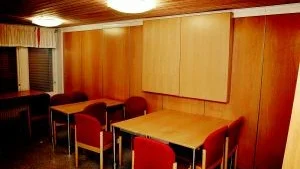 Bärande vikvägg. Konstruktionen på båda skolorna är dålig. I ett konferensrum på Åbyskolan har taket satt sig så att en vikvägg blivit bärande.  Foto: Hans Brandin