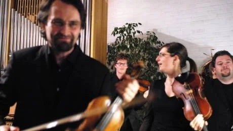 Det blev en veritaberl festkväll med Camerata Nordcia under finske Jan Söderbloms ledning. Här står han, helnöjd, med tre av de andra violinisterna intill. Från vänsterTerje Skonedal, Claudia Ajmone-Marsan och Alex Robson.  Foto: Karin Hertz
