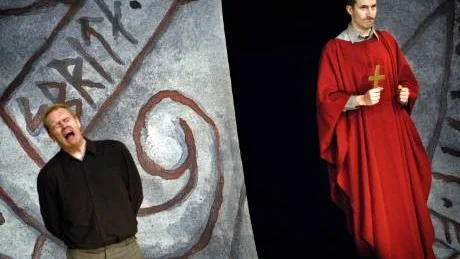 Håtunaleken, Nyköpings gästabud, Daladansen, Vasaloppet. Tillsammans med kollegan Sten Hellström roade Otto Milde (vänster) och Filip Tallhamn (höger) publiken med svensk historia under tusen år.Foto: Anders Steiner