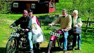 MC-knuttar anno 1950. Åke Nilsson och Bertil Andersson har fått  spättorna Birgitta Sundström och Hillevi Andersson med sig på åktur.  Motorcyklarna är av märket Husqvarna och benämndes en gång rödmyra och svartmyra.