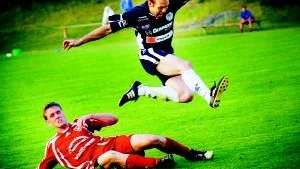 Inget mål. David Appelqvist jobbade hårt  som vanligt, men något mål blev det inte. Motståndaren heter Simon Hansson.Foto: Ellen Kindstrand.