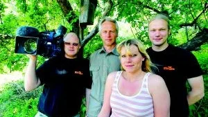 Grävlingspanare. Peder Sjöqvist, fotograf, Robert Fermergård, grävlinggranne, Frida Andersson, scripta och Martin Emtenäs, programledare, dokumenterar under ett par dagar en grävlingfamiljs liv vid Hjorten utanför Västervik. Inslaget ska sändas den 16 september. Foto: Anders Steiner