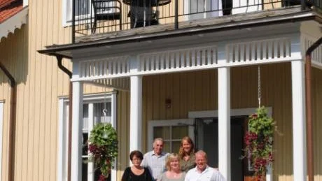Familjen Algotsson bestående av Åke, Lisen, Michael och Kristina med Västerviks turistbyrås Stina Porsgaard hälsar välkomna.